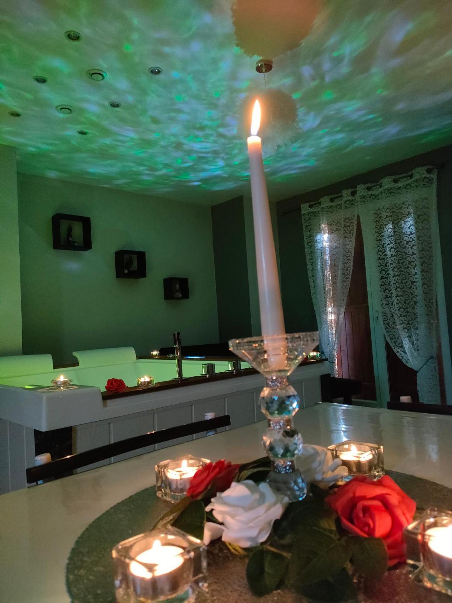 Loft avec Baignoire SPA LÉcrin Romantique Ochancourt Chambre photo